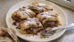 Μπουγάτσα σοκολάτας στο ταψί: τραγανή σφολιάτα και βελούδινη κρέμα κακάο