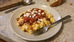 Σύγκλινο με αυγά και ντομάτα στο τηγάνι: αφράτο, ζουμερό και έτοιμο σε λίγα λεπτά