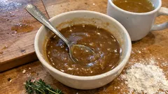 Σάλτσα gravy από τους χυμούς του ταψιού: βελούδινη, χωρίς σβόλους, για κάθε ψητό