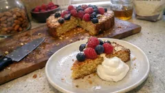 Αφράτο κέικ αμυγδάλου χωρίς γλουτένη, με κόκκινα φρούτα και άρωμα λεμονιού