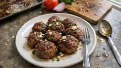 Κεφτεδάκια στον φούρνο: ζουμερά και αφράτα χωρίς τηγάνι, με ντομάτα και μυρωδικά
