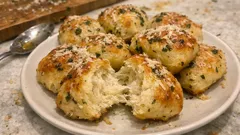 Αφράτο τυρόψωμο σε μπουκιές: ψήνεται σε φόρμα και μοσχοβολάει ελαιόλαδο
