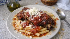Κόκορας κοκκινιστός με μακαρόνια: μελωμένη σάλτσα όπως στο κυριακάτικο τραπέζι