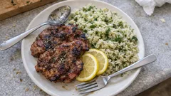 Μπριζόλες με ρύζι στο φούρνο: ζουμερές, λεμονάτες και όλα σε ένα ταψί