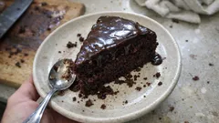 Ζουμερό κέικ σοκολάτας με βελούδινη γκανάς – βγαίνει σταθερά κάθε φορά