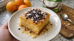 Νηστίσιμο ραβανί πορτοκάλι-καρύδα με vegan σοκολάτα, αφράτο και σωστά σιροπιαστό