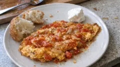 «Εβραίικο» Κω: ομελέτα με ντομάτα & κρεμμύδι που δεν νερουλιάζει