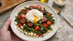 Αλμύρα σωτέ με λουκάνικο, φέτα και μελάτο αυγό – ταβερνίσιο στο σπίτι