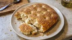 Σπιτική λαγάνα με πολύ σουσάμι: αφράτη μέσα, τραγανή απ’ έξω