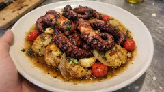 Χταπόδι μελωμένο με τσακιστές πατάτες στον φούρνο – τρυφερό, με ζουμάκι που δένει