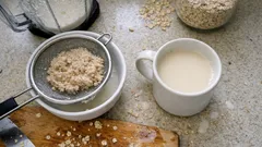 Σπιτικό γάλα βρώμης στο μπλέντερ σε 5 λεπτά — λείο, χωρίς μούλιασμα