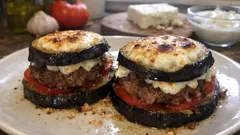 Μπιφτέκια μελιτζάνας «σάντουιτς» στο φούρνο με φέτα και γιαούρτι – ζουμερά και εύκολα