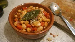 Ρεβύθια με γίγαντες στη γάστρα: μελωμένα, χορταστικά και πολύ αρωματικά