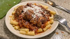 Προβατίνα κοκκινιστή με μακαρόνια: πλούσια σάλτσα και τρυφερό κρέας στην κατσαρόλα