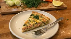 Τάρτα σολομού με πράσα και γιαούρτι – κρεμώδης γέμιση που κόβεται τέλεια