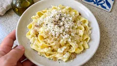 Φρέσκα ζυμαρικά με ανθότυρο: κρεμώδη σάλτσα που δένει μόνο με νερό ζυμαρικών