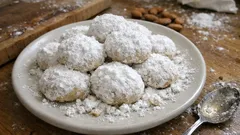 Κουραμπιέδες της γιαγιάς με μαστίχα: τριφτοί, βουτυράτοι και σωστά «χιονισμένοι» με άχνη