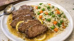 Μοσχάρι λεμονάτο στην κατσαρόλα με πιλάφι — τρυφερό και με σάλτσα που δένει