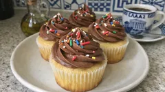 Αφράτα cupcakes γενεθλίων με βουτυρόκρεμα σοκολάτας γάλακτος (σαν ζαχαροπλαστείο)