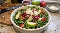 Σαλάτα ρόκα με ρόδι, μήλο και καρύδια – ντρέσινγκ ροδιού που δένει σε 1 λεπτό