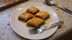 Τραγανός μπακλαβάς με φυστίκι Αιγίνης: σωστό σιρόπιασμα χωρίς να «λασπώνει» το φύλλο