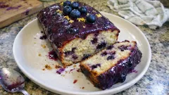 Αφράτο κέικ με μύρτιλα και γιαούρτι – ζουμερό και αρωματικό με λεμόνι