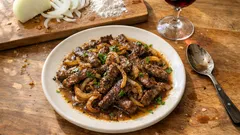 Μοσχαρίσιο συκώτι τηγανιτό με κρεμμύδια και κρασί – τρυφερό σε 15 λεπτά