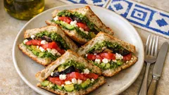 Γεμιστό καρβέλι με αβοκάντο, φέτα και ψητές μελιτζάνες – κόβεται τέλεια σε τρίγωνα