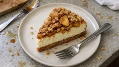 Ψητό τσιζκέικ με καραμελωμένα μήλα και crumble βρώμης – βγαίνει σταθερό και τραγανό