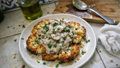 Τραγανό κουνουπίδι στο φούρνο με κρούστα και κρεμώδη σάλτσα μανιταριών