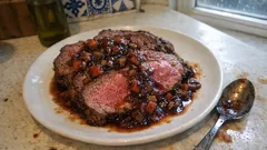 Ροστ μπιφ από rib eye στον φούρνο, με σάλτσα κόκκινου κρασιού που δένει μόνη της