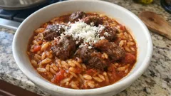 Γιουβετσάδα με κατσικάκι και κεφαλοτύρι: μελωμένη σάλτσα και κριθαράκι σπυρωτό