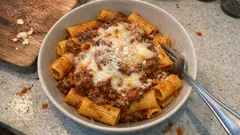 Ριγκατόνι με κιμά σε ένα σκεύος: μελωμένη σάλτσα και τυρί που λιώνει