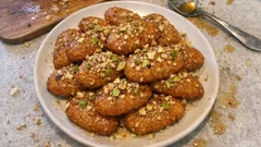 Μελομακάρονα που μελώνουν σωστά: κρύο γλυκό, ζεστό σιρόπι (βήμα-βήμα)