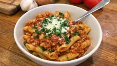 Μακαρόνια με κιμά κοτόπουλου: ζουμερή σάλτσα ντομάτας σε 20 λεπτά