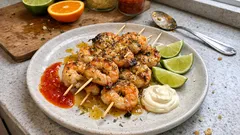 Σουβλάκια γαρίδας στη σχάρα με λάιμ, πορτοκάλι και τζίντζερ – έτοιμα σε 10΄