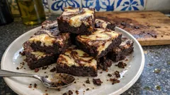 Brownies με τυρί κρέμα σε ταψί: ζουμερά στο κέντρο, με μαρμάρινες ραβδώσεις