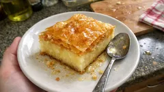 Εύκολο γαλακτομπούρεκο με σιμιγδάλι: βελούδινη κρέμα, τραγανό φύλλο και σωστό σιρόπιασμα