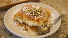 Μπουγάτσα Χανίων στο ταψί: τραγανό φύλλο, κρεμώδης μυζήθρα και μέλι