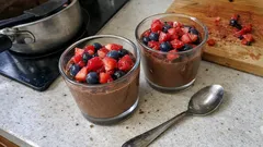 Μους σοκολάτας χωρίς ζάχαρη με 3 υλικά: κρεμώδης και έτοιμη για το ψυγείο