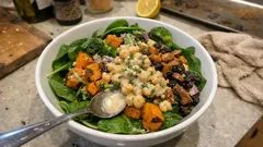 Σαλάτα-γεύμα με ψητά λαχανικά, ρεβίθια και κρεμώδη σάλτσα ταχινιού