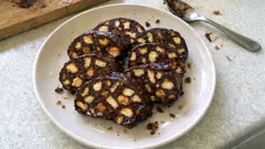 Κορμός σοκολάτας με ζαχαρούχο και καραμελωμένα φουντούκια – γλυκό ψυγείου χωρίς ψήσιμο