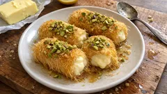 Κανταΐφι με κρέμα βανίλιας: τραγανό ρολάκι, σιροπιασμένο χωρίς να λασπώνει