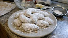 Κουραμπιέδες Νέας Καρβάλης: βουτυράτοι, τριφτοί και σωστά αχνισμένοι, βήμα-βήμα