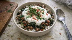 Μικρασιατικό μπορανί με κιμά, σπανάκι και σέσκουλα – με δροσερή σάλτσα γιαουρτιού