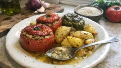 Εύκολα γεμιστά του πεντάλεπτου: ντομάτες και πιπεριές χωρίς κιμά, πάντα πετυχαίνουν