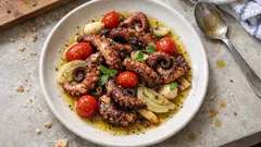 Χταπόδι κονφί στο ελαιόλαδο: αργό ψήσιμο για τρυφερό αποτέλεσμα και αρωματικό ζουμάκι