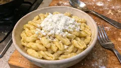 Χειροποίητα σκιουφιχτά Κρήτης: ζύμη χωρίς μηχανή και σερβίρισμα με στακοβούτυρο