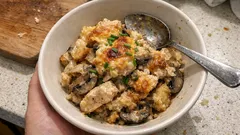 Αλμυρή πουτίγκα φούρνου με κοτόπουλο και μανιτάρια – αφράτη και χορταστική