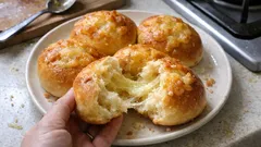 Αφράτα ψωμάκια μπριός με τυρί που λιώνει – εύκολα και πάντα πετυχαίνουν